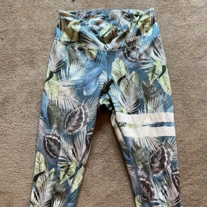 Stronger träningstights - Coola träningsbyxor säljes😊 Fint skick, ny pris 799.💓
