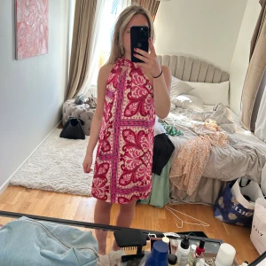 Siden klänning - Snygg klänning som passar till många tillfällen.