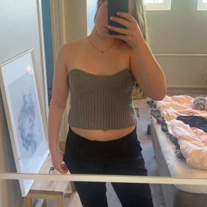 Grå stickad tubtop shein - Jättefin stickad tubtop från shein. Har tyvärr aldrig kommit till användning och därför i mycket bra skick!