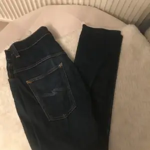Ett par grichiga och eftertraktade nudie jeans i storlek W34 L34  Men ett proffs har kortat ner dem så att de passar L30 typ och midjan är inte så stor typ W32 skulle jag säga
