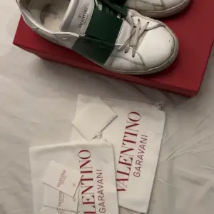 Säljer ett par Valentino Garvani skor, storlek 40.5. Färgen är lite mer unik om man jämför med svart och navy färgen. Personligen tycker jag gröna är extremt snygga. Väldigt somrig sko. Jag har lagat skorna längst fram då stygnen gick upp efter tvätt