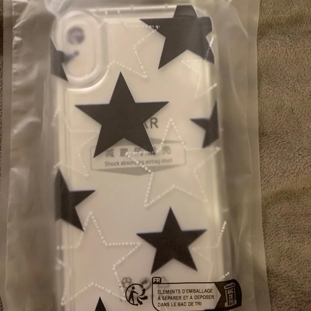 Helt oanvänt skal i original förpackning,otroligt fint men passar inte min telefon. Svarta och vita stjärnor som design.. Accessoarer.