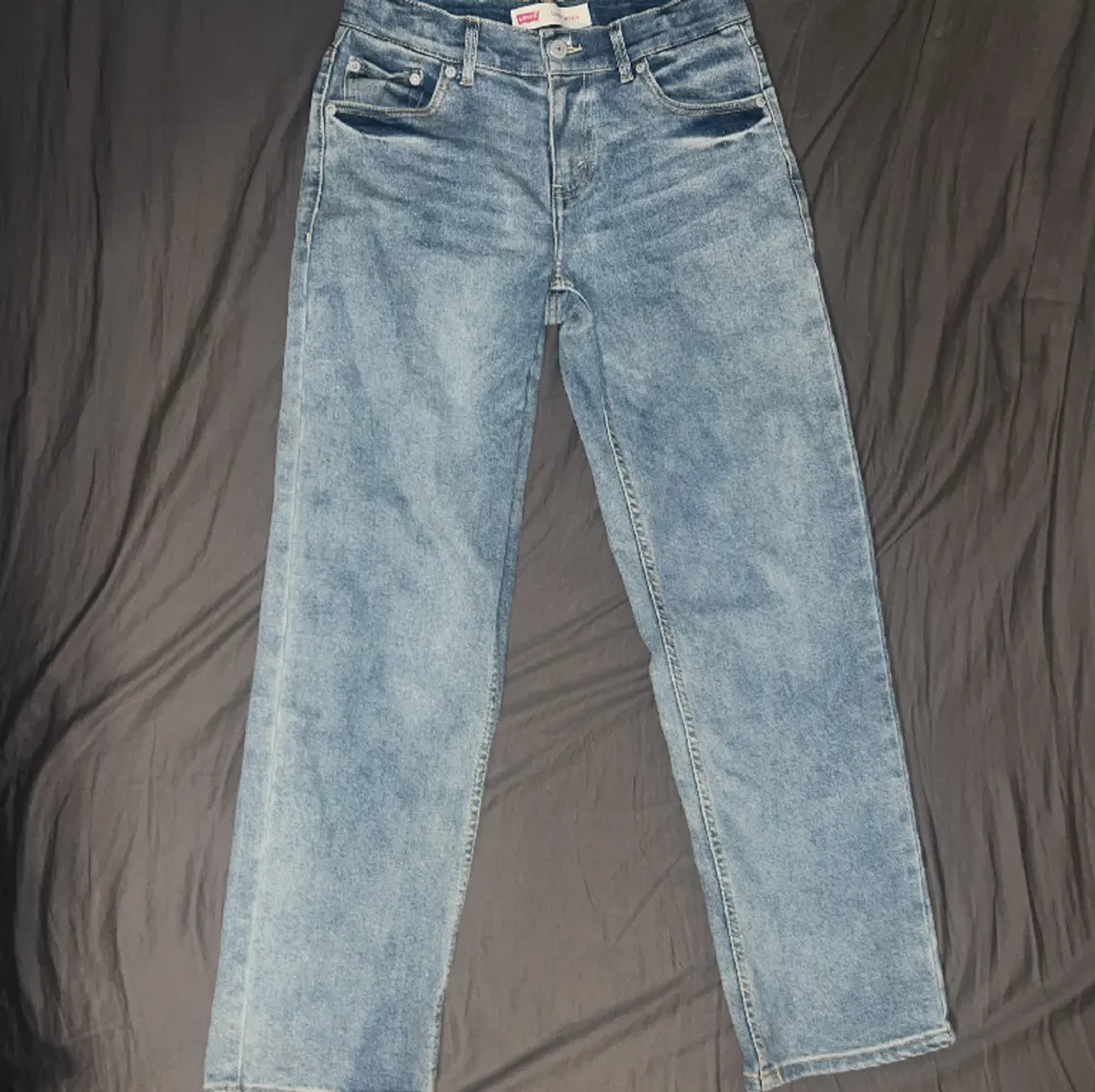 Sköna ljusblåa Levis Jeans i storlek 164cm. Perfekt passform med skön bekvämlighet.😄  Köptes för 700kr och säljer därför de för 299kr.💲🤝. Jeans & Byxor.