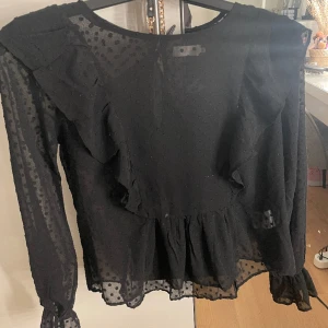Svart blus - Säljer min svarta blus från lager 157, köpt för några år sen men säljer för den blivit för liten. Köparen står för frakten💕 hör av er om ni undrar något 