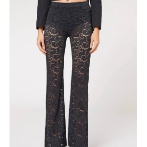 Spetsbyxor Calzedonia - Jättefina spetsbyxor med undershorts från Calzedonia! Köpta för 549, endast använda 2 gånger. Skriv privat för fler bilder💕 storlek M men passar mig som brukar ha s/xs. Helt slutsålda på Calzedonia och sjukt svåra att få tag i!🙌🏻