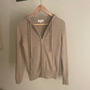 Jättefin softgoat zip hoodie i storlek xs! Jättebra skick då jag inte använt den så mycket!  - ❤️❤️❤️