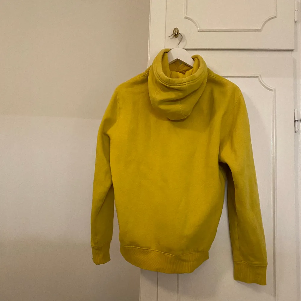 Supersnygg Tommy Jeans hoodie i nyskick🩷(passar inte så bra i gult)❣️den är i storleken S och om det önskas privata bilder med tröjan på kan ni kontakta mig❤️. Hoodies.