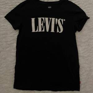 Säljer denna Tshirt ifrån Levi’s då den aldrog kommit till använding. Nyskick!❣️