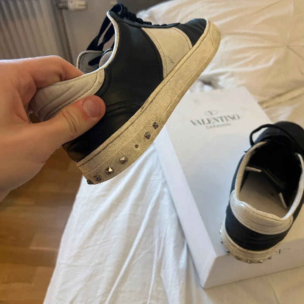 Tjena säljer mina valentino flycrew som köpt från Vestiaire collector  Det saknas 1 spik men annars är dom i bra skick  Strolek41.5 men passar mer som 42-42,5 Cond8/10 Pris 2599 Box och legit checkad tag från Vestiaire   Kom dm för mer bilder o info. Skor.