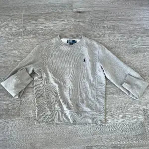 Polo Ralph lauren sweatshirt. Storlek S, skick 8/10 ingen defekt men inte heller helt ny. Första bildens färg är något med solen men färgen på andra bilden är den ni ska gå på, fler bilder finns i dm. Den är helt grå men solen gör den så på bilden 