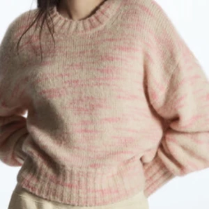 Stickad tröja från COS 💕 - Mysig stickad tröja från COS, bara använd några fåtal gånger alltså är den i bra skick! Köpt för 1000kr förra året💕 Kontakta om du har fler frågor! 