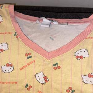 Jätte gullig Hello kitty T-shirt. Aldrig använd. Den ser lite skrynklig ut eftersom det varit undan vikt ett bra tag.😊 Samma mönster på hela tröjan och kortärmad. ”V form”