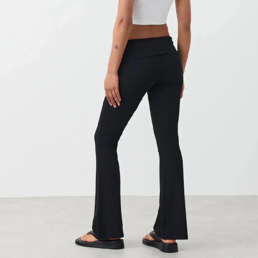 Säljer mina super snygga yoga pants från Gina Tricot då dom inte kommer till någon användning 🖤. Jeans & Byxor.