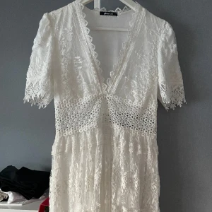 Studentklänning Gina Tricot - Endast använd på studenten i år, i fint skick, inga skador/fläckar osv. Pris 500kr+ frakt.