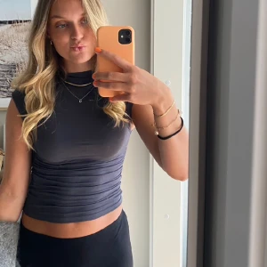 Grå topp - Grå topp från Gina, fint skick💓