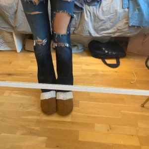 Assnygga hollister jeans🥰🥰 - Asballa bootcut jeans med låg midja ifrån hollister🥰🥰jeansen har även massa coola revor, dem är bra på mig i längden som är runt 170🥰innerbenslängd:82cm  Midjemått:36cm 