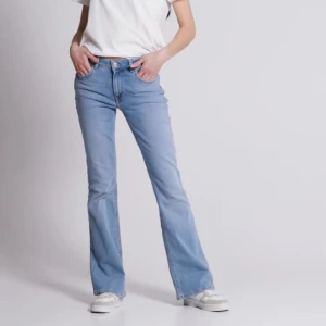 Lågmidjade jeans - Säljer dessa super fina lågmidjade jeans då de har blivit för stora för mig. De är jätte sköna och sitter fint🤗