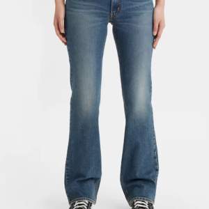 Superlow bootcut jeans  Har använts cirka 5 gånger 