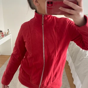 Zipup vintage - Jättefin skön hoodie i strl L men skulle mer säga att den är en S. Inga defekter fast de är en gammal tröja!! 