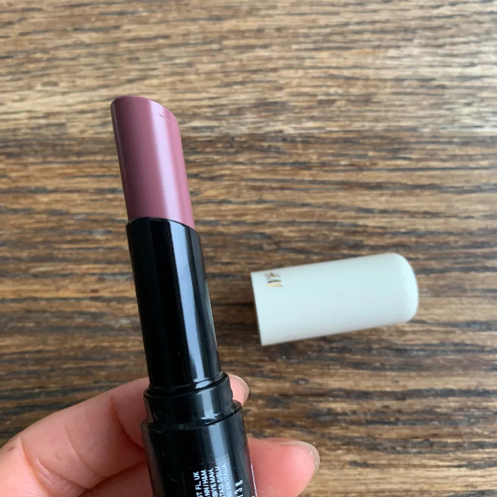 Only used it once and realised it’s the wrong colour on me. It’s a sheer coloured lipstick from H&M with colour sheer nude/ mauve. . Övrigt.