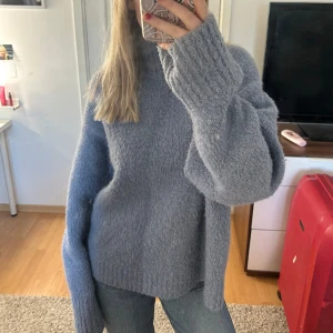 Blå finstickad tröja  - Blå finstickad tröja köpt för 1300kr, jättefint material & superskön 