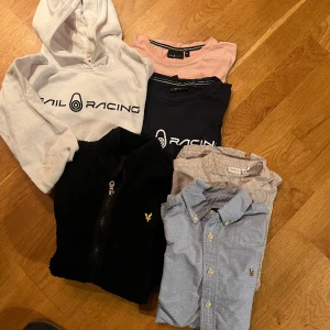 Sailracing paket strl 150 - Paket av kläder för strl 150 2 st T-shirts Sailracing 150 Vit Hoodie Sailracing 150  Lyle & Scott svart fleece 10-11 år Skjorta Ralph Lauren strl 10-11 år Linneskjorta Name It strl 152 Använt men fint.
