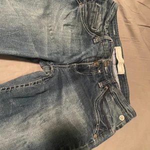Lågmidjade jeans  - Säljer dessa jättefina jeans med massa snygga detaljer! Står inte storlek men skulle nog passa någon med storlek xs på jeans. Inga synliga difekter💓 Använd inte köp nu💞💞