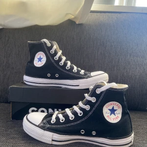 Converse svarta jättefint skick - Stl 38, sparsamt använda och ser som nya ut, nästintill. 