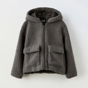 Teddyjacka Zara  - Säljer denna teddyjackan från zaras barnavdelning , storlek 13-14 år men passar xs/s och m beroende på hur man vill att den ska sitta 💞