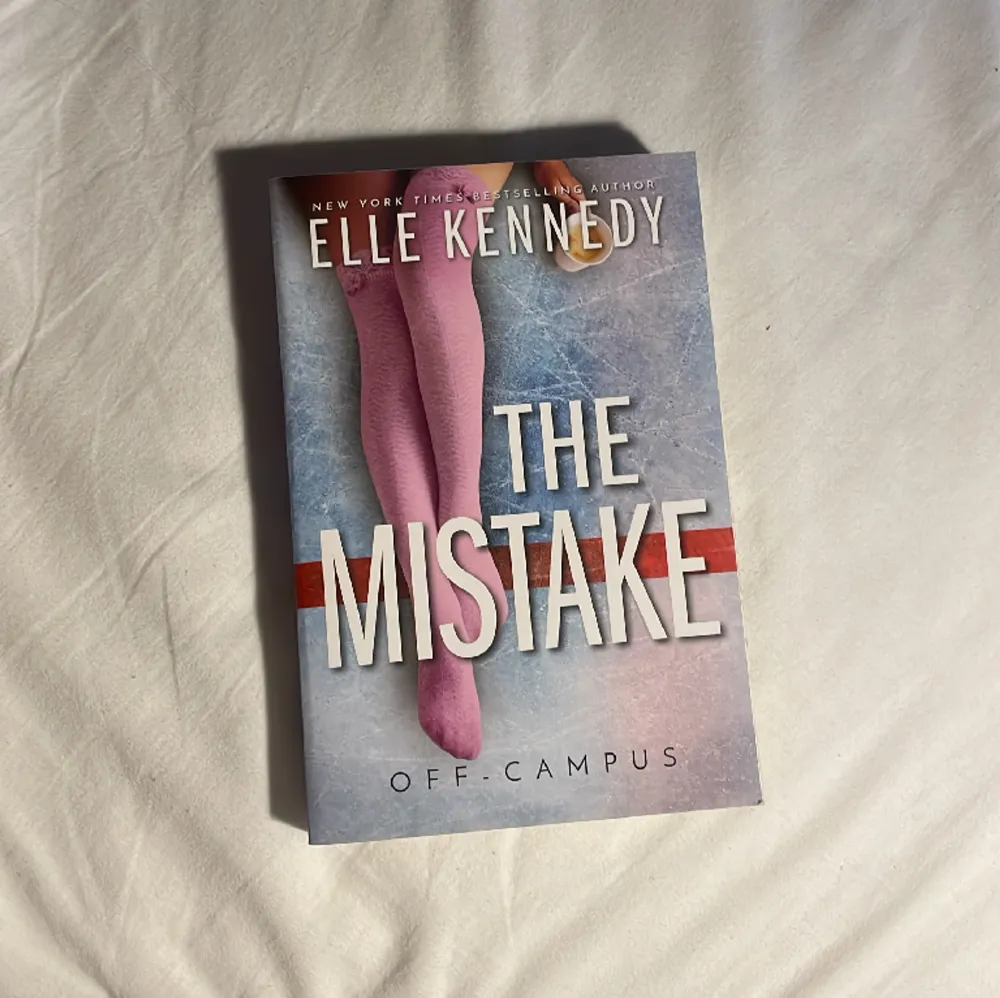The Mistake av Elle Kennedy, orginal omslag. Nästintill ny skick. Ny pris 132kr på Adlibris.. Övrigt.
