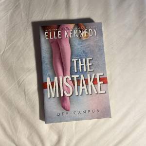 The Mistake av Elle Kennedy, orginal omslag. Nästintill ny skick. Ny pris 132kr på Adlibris.