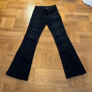 Flared jeans - Mina favoritjeans från Wrangler som tyvärr blivit alldeles för små :( står ingen storlek men passar 34/xs bäst, man bör nog ha ca 26 i midjan. De är bootcut/flared. I superbra skick 💗
