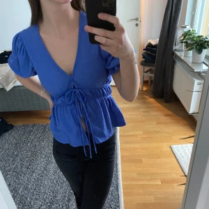Blus  - Söt blus. Knappt använd. 