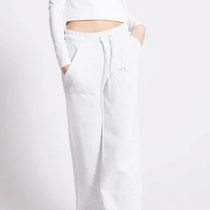 Gråa mjukisbyxor  - Gråa ”mjukisbyxor” ifrån lager157, köptes för 200 men säljer för 89kr❤️ Dom är använda en del men ändå i bra skick!