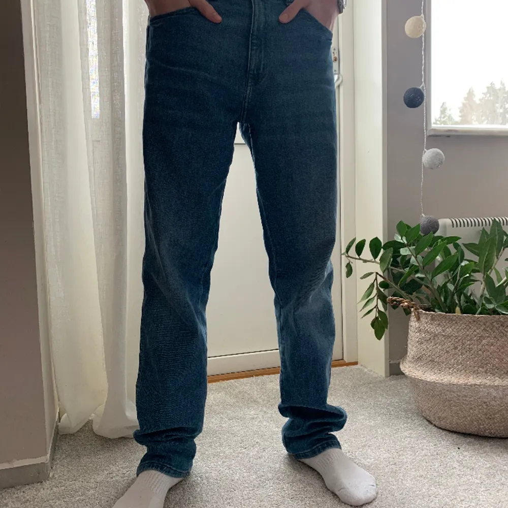 Tjena! Säljer dessa snygga jeans eftersom dem inte används längre. Storleken är 29/32 och är från Wrangler. Modellen på bilden är cirka 180cm lång. Har använt dom ett antal gånger men har inga tecken på slitage. Pris kan diskuteras.. Jeans & Byxor.