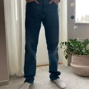 Tjena! Säljer dessa snygga jeans eftersom dem inte används längre. Storleken är 29/32 och är från Wrangler. Modellen på bilden är cirka 180cm lång. Har använt dom ett antal gånger men har inga tecken på slitage. Pris kan diskuteras.