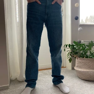 Blåa jeans - Tjena! Säljer dessa snygga jeans eftersom dem inte används längre. Storleken är 29/32 och är från Wrangler. Modellen på bilden är cirka 180cm lång. Har använt dom ett antal gånger men har inga tecken på slitage. Pris kan diskuteras.