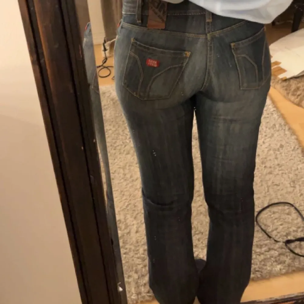 Suuuuper fina vintage miss sixty jeans som jag älskar!! De är tyvärr lite små och säljs därför, är 170 lång! Inga defekter💓 39 i midjemått rakt över oxh 81 i innerbenslängd. Jeans & Byxor.
