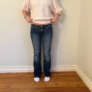 Levis jeans - Midjemått(rätt över): 39 Innerbenslängd: 80 Lårmått(rätt över): 24  Köp gärna via köp nu, skriv om ni har några frågor💓