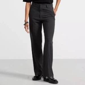 Mörkgråa kostymbyxor - Slutsålda mörkgråa kostymbyxor från Lindex i storlek 36, de är midwaist men man kan även ha de lowwaist om man vill🥰 använda 1 gång därav i nyskick. Nypris är 599kr, mitt pris: 400kr