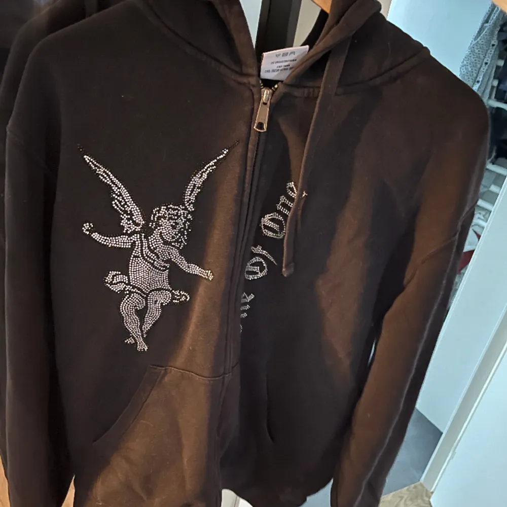 Black Angel Zip Hoodie från one of one. Nyskick. Slutsåld. Nypris 1500kr Storlek M. Hoodies.