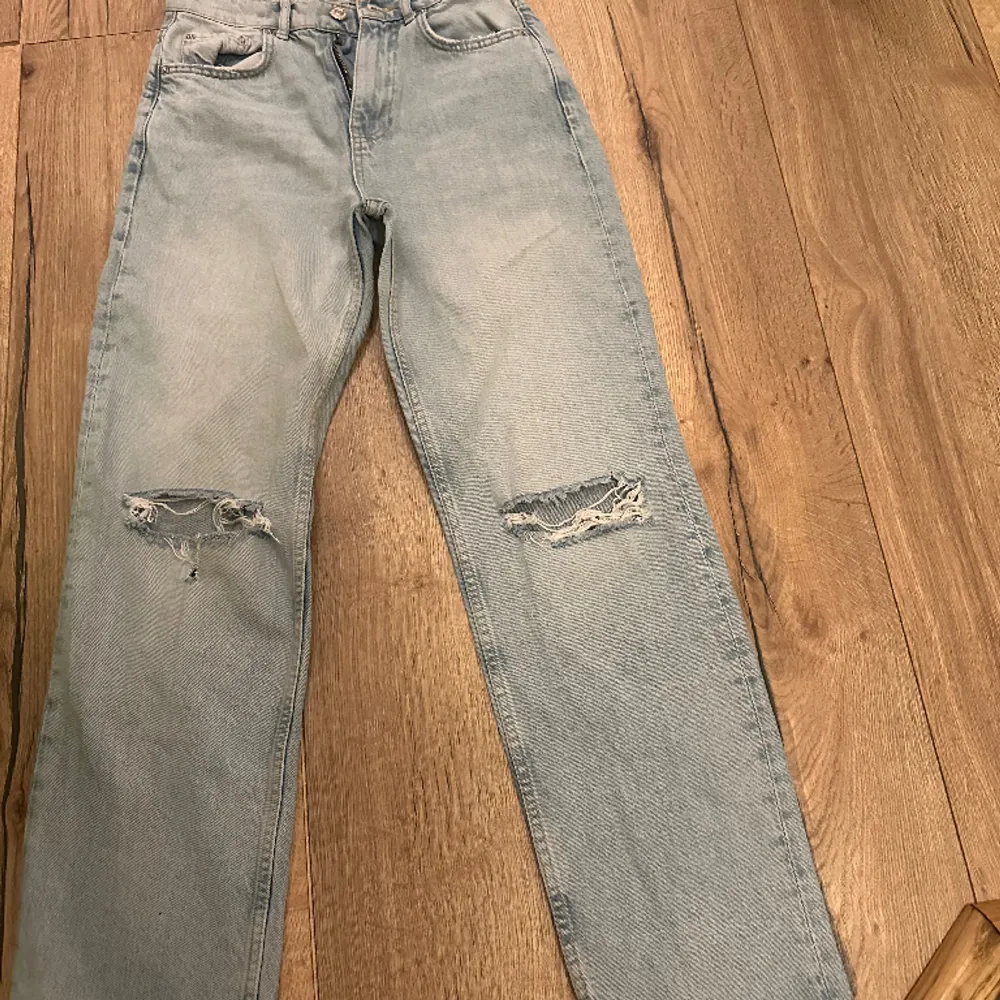 Hej, jag säljer ett par jeans från Gina tricot som är i nytt skick då dom knappt är använda. Modell: 90s high waist jeans. Strl:34 . Jeans & Byxor.