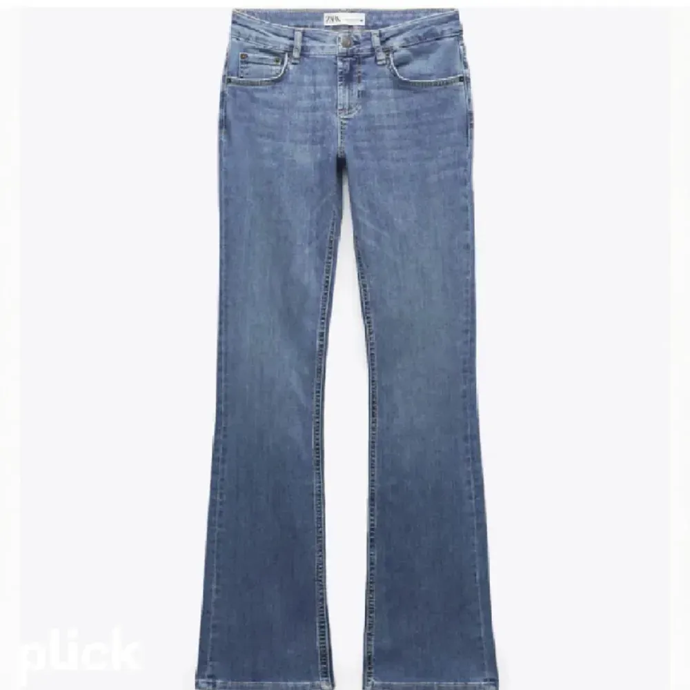 Säljer dessa blåa low waist jeans från zara!. Jeans & Byxor.