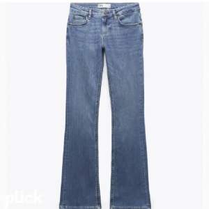 Säljer dessa blåa low waist jeans från zara!