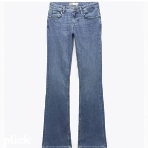 Zara jeans  - Säljer dessa blåa low waist jeans från zara!