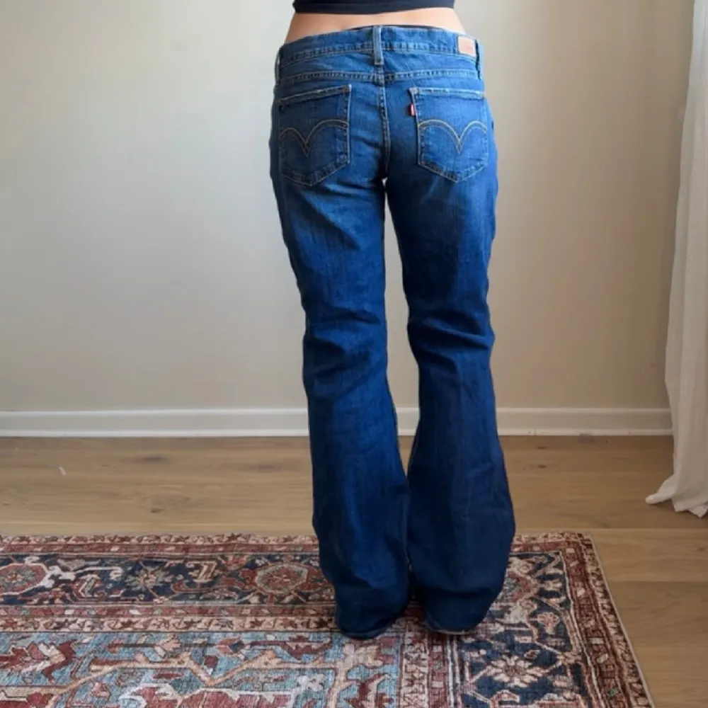 Så snygga lågmidjade vintage Levis. Midjemåttet är 87cm och innerbenslängden är 83cm. . Jeans & Byxor.