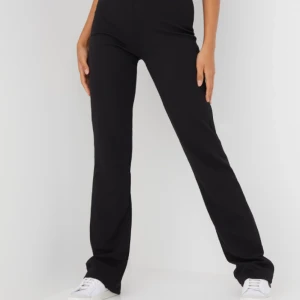 Byxor - Svarta byxor storlek Xs. Säljer för 270kr plus frakt!💕