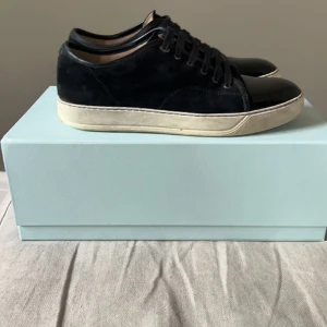 Lanvin strlk 42 - Säljer dessa svarta lanvins. De är i ganska bra skick, inga defekter och inga skador. Skriv gärna vid funderingar.