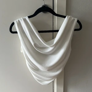 Vit topp - Vit topp i strl M, passar mig som har S