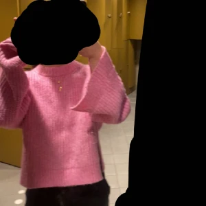 Rosa stickad  - Skit snygg stickad tröja från Gina!!! Den är i stl S och som ni ser har slits både i sidorna och i änden av ärmarna!! Skriv gärna om ni vill ha fler bilder! Tröjan är i NYSKICK, använd endast 3 gånger. 